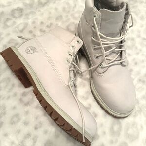 Timberland Women's Off-White Leather Lace-Up Boots with Brown Lug Sole